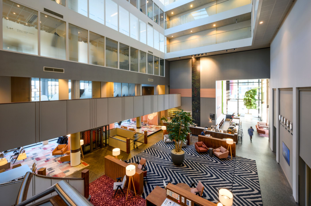 Moderne en ruime lobby van het World Trade Center aan de P.J. Oudweg met zitgedeelte, receptie en opvallende inrichting.